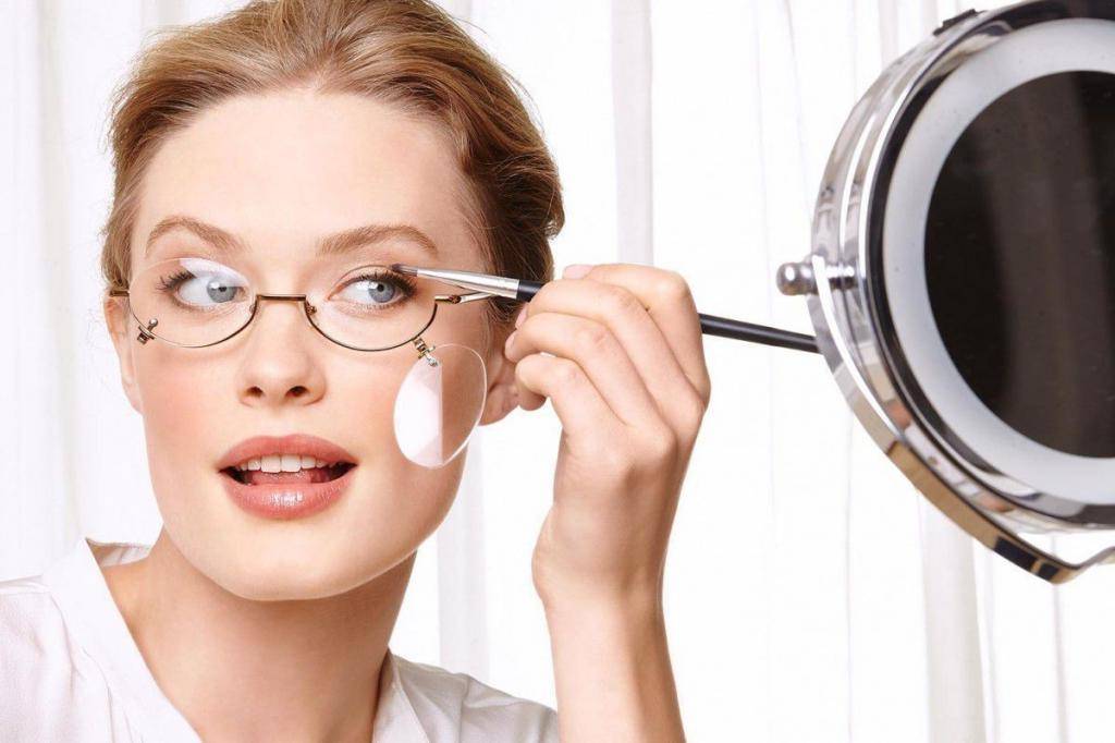 Отдаем предпочтение минимализму: хитрости макияжа для тех, кто носит очки