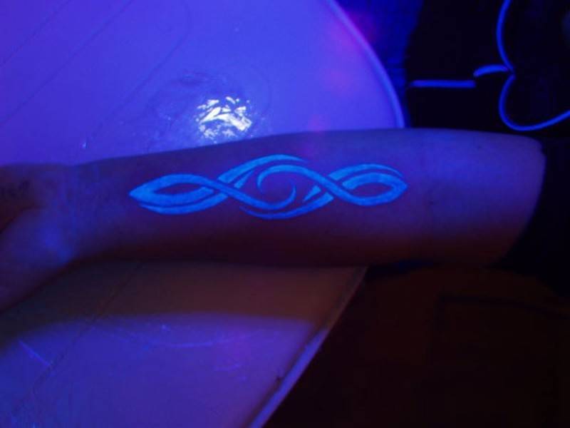 Светящиеся в темноте татуировки: тренд для любителей ночных клубов
