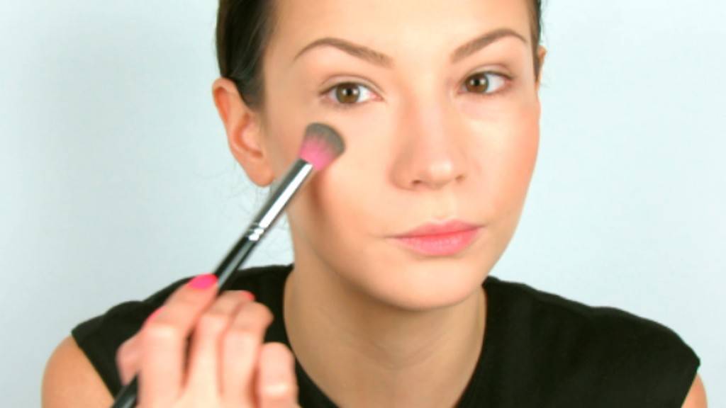 Как скрыть мешки под глазами с помощью макияжа: пошаговая инструкция, рекомендации стилистов, фото