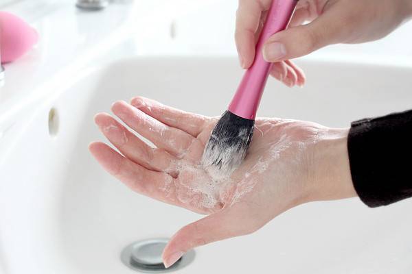 Как правильно мыть кисти для макияжа