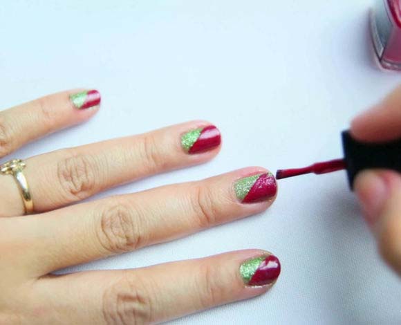 Существует простая инструкция, как накрасить ногти двумя цветами. фото и видео помогут разобраться