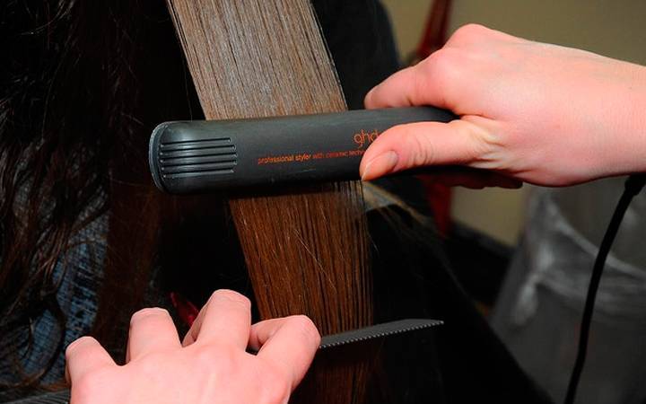 Как выпрямить волосы без утюжка и фена