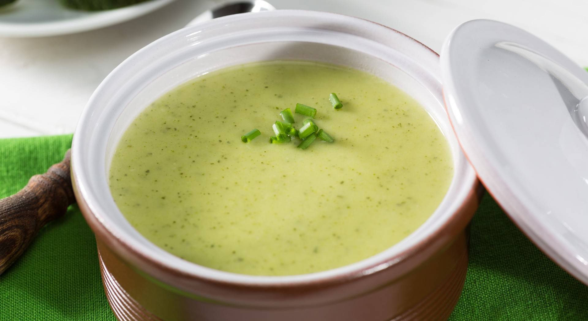 Суп можно пить. Крем-суп из цуккини. Кабачковый крем суп с курицей. Белковый суп-пюре. Зеленый крем суп.