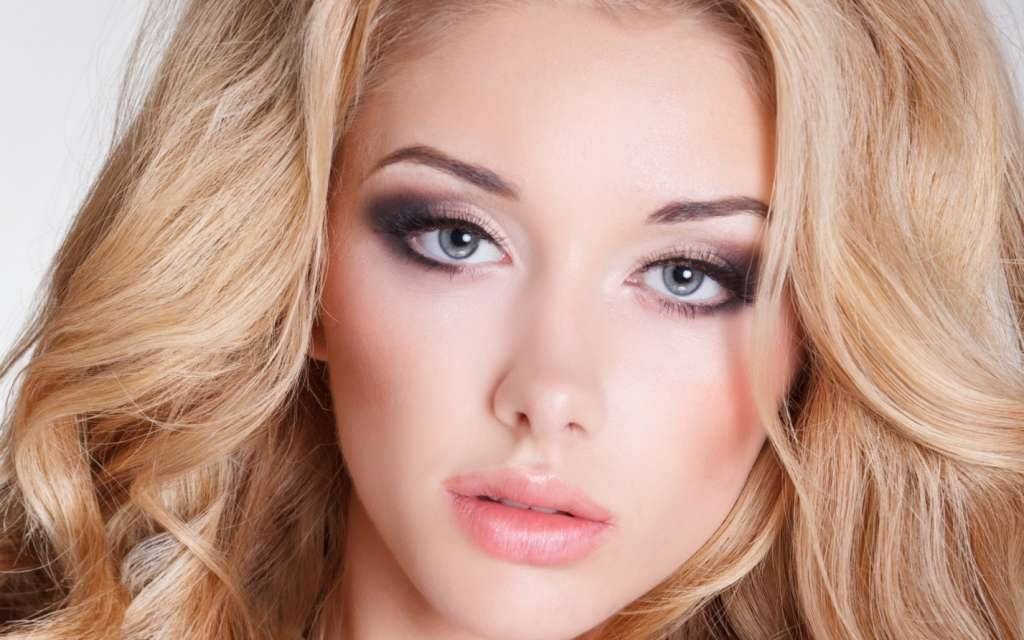 Стильный макияж для блондинок с карими глазами