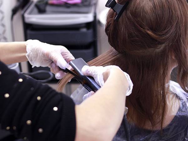 Японское выпрямление волос: особенности процедуры, плюсы и минусы