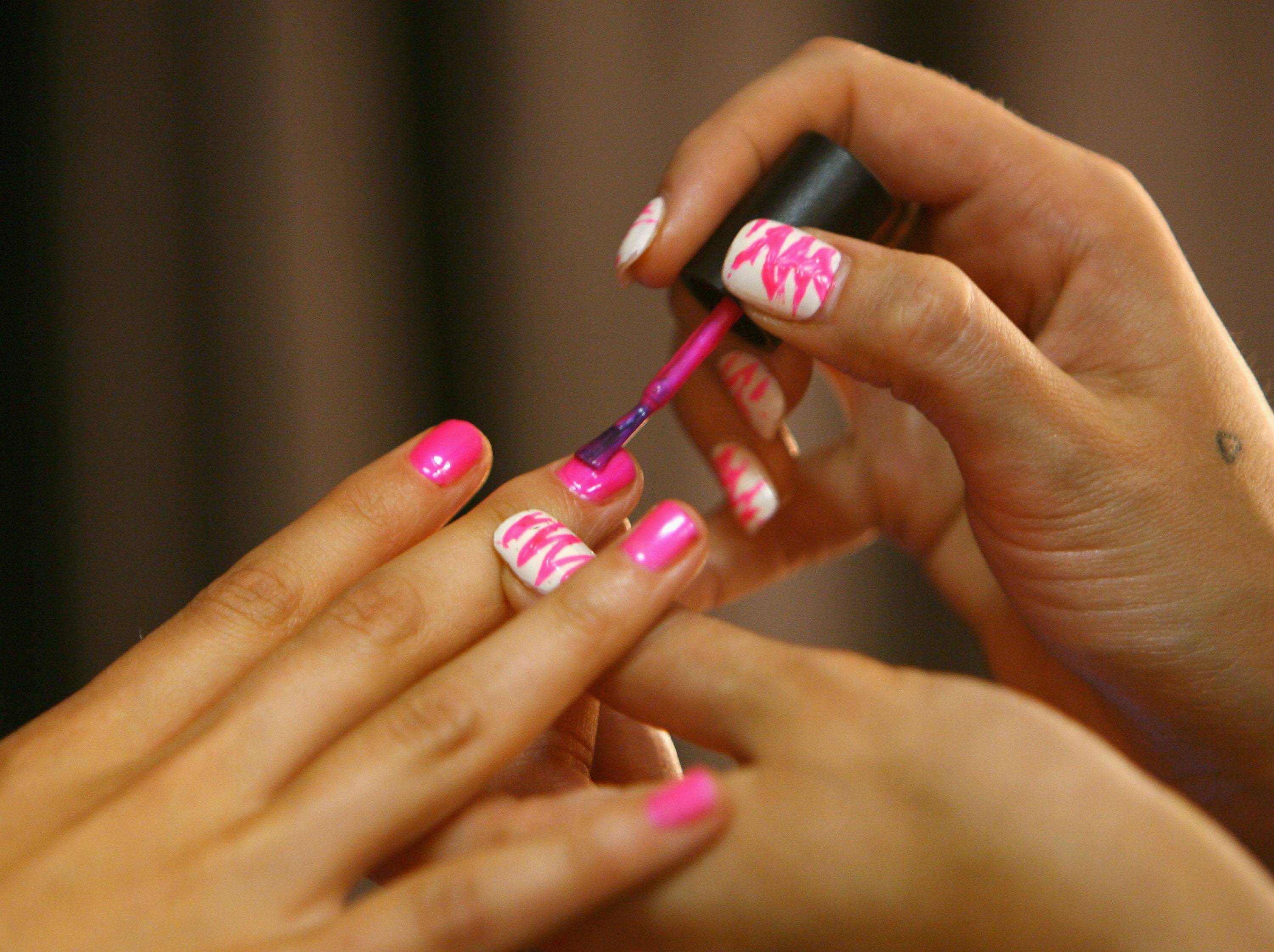 Как красиво накрасить ногти в домашних условиях - делаем простым обычным лаком