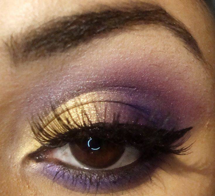 Как сделать макияж с фиолетовыми тенями для разного цветотипа глаз
