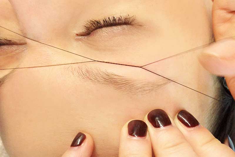Как ниткой удалять волосы с лица