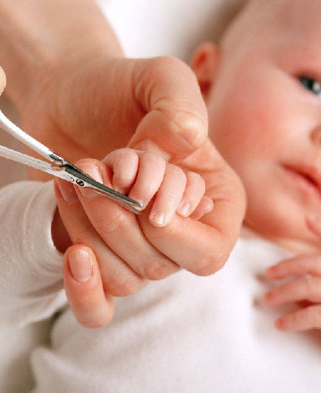Когда и как стричь ногти новорожденному: можно ли в роддоме, насколько часто и как правильно
