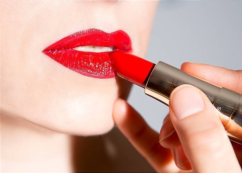 Как правильно и красиво красить губы помадой
