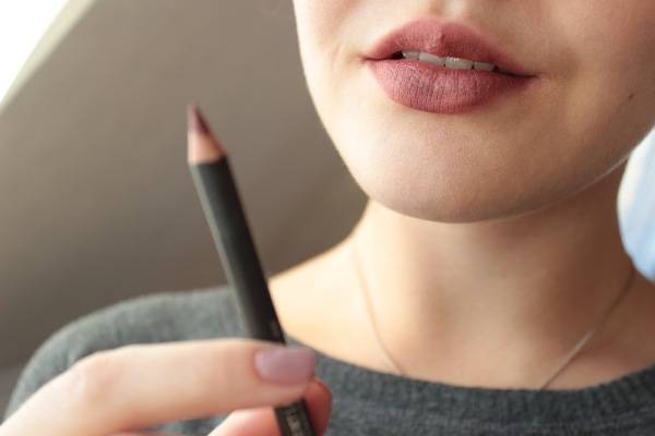 Как подобрать карандаш для губ? как им правильно пользоваться и вреден ли он?