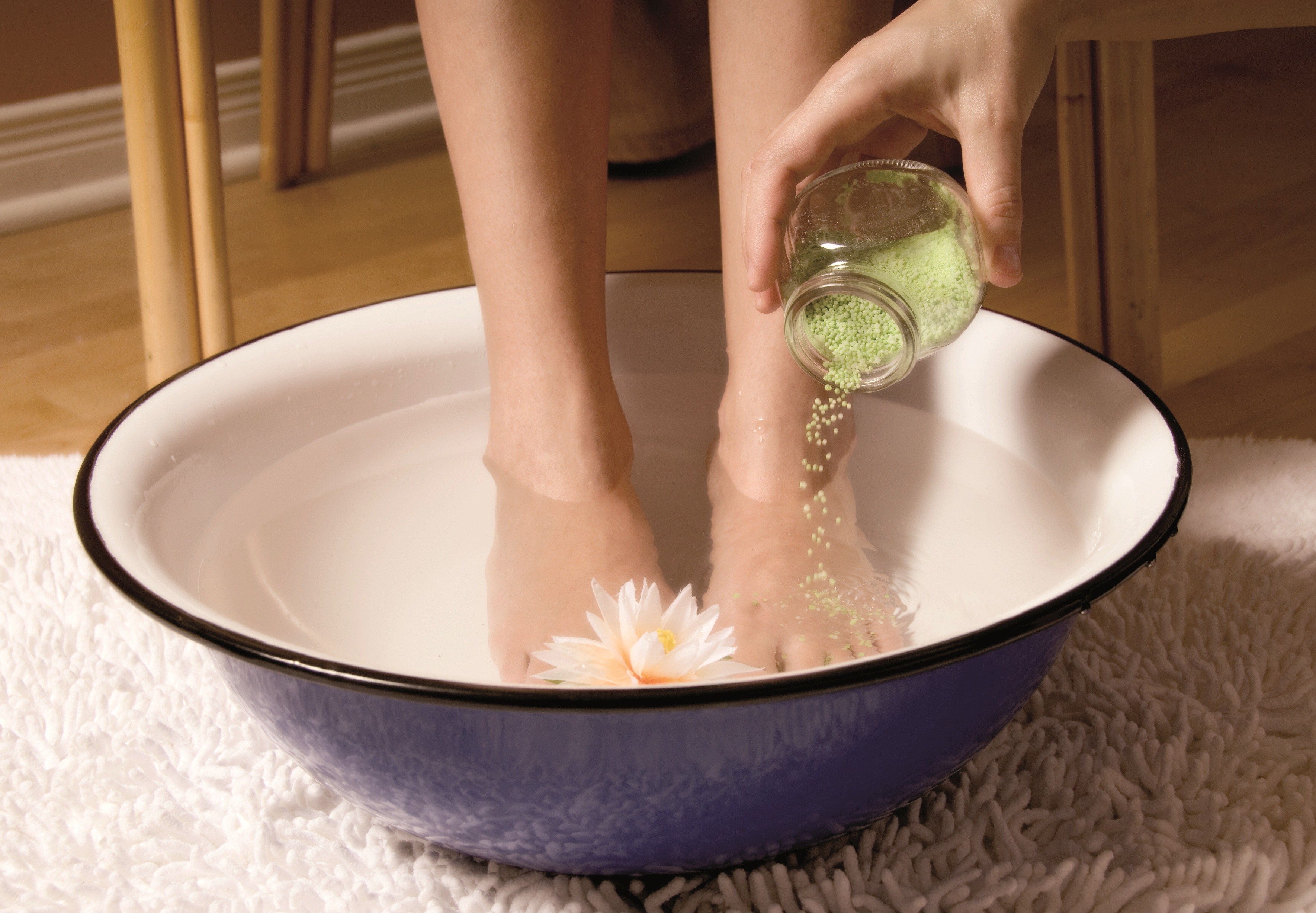 Ванночки от грибка ногтей на ногах: с содой, солью и другие рецепты в домашних условиях