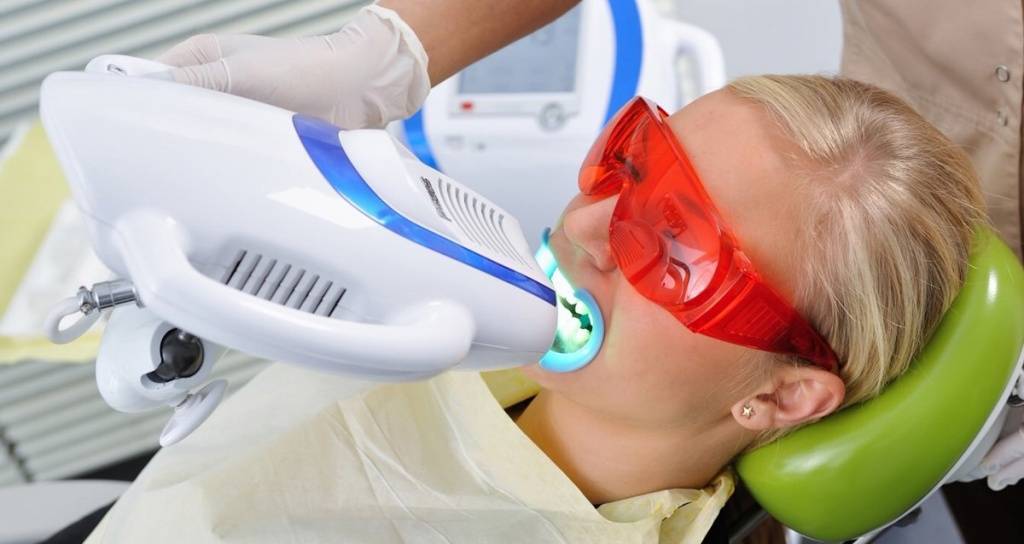 Технология zoom для отбеливания зубов, этапы процедуры, показания к применению