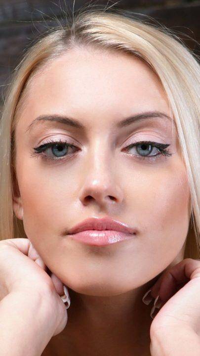 Как создать корректный макияж для блондинок с карими глазами