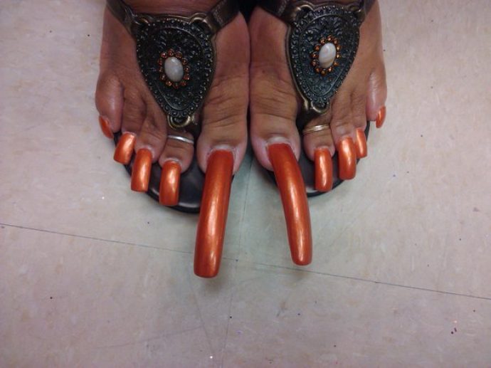 Кто сказал, что длинные ногти на ногах — это красиво?