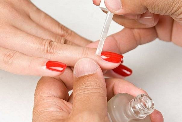 Можно ли покрывать лаком нарощенные ногти и как их лучше накрасить?