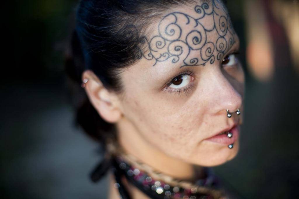 Татуировки на лице: эффектные фото-идеи для самых смелых и неординарных личностей