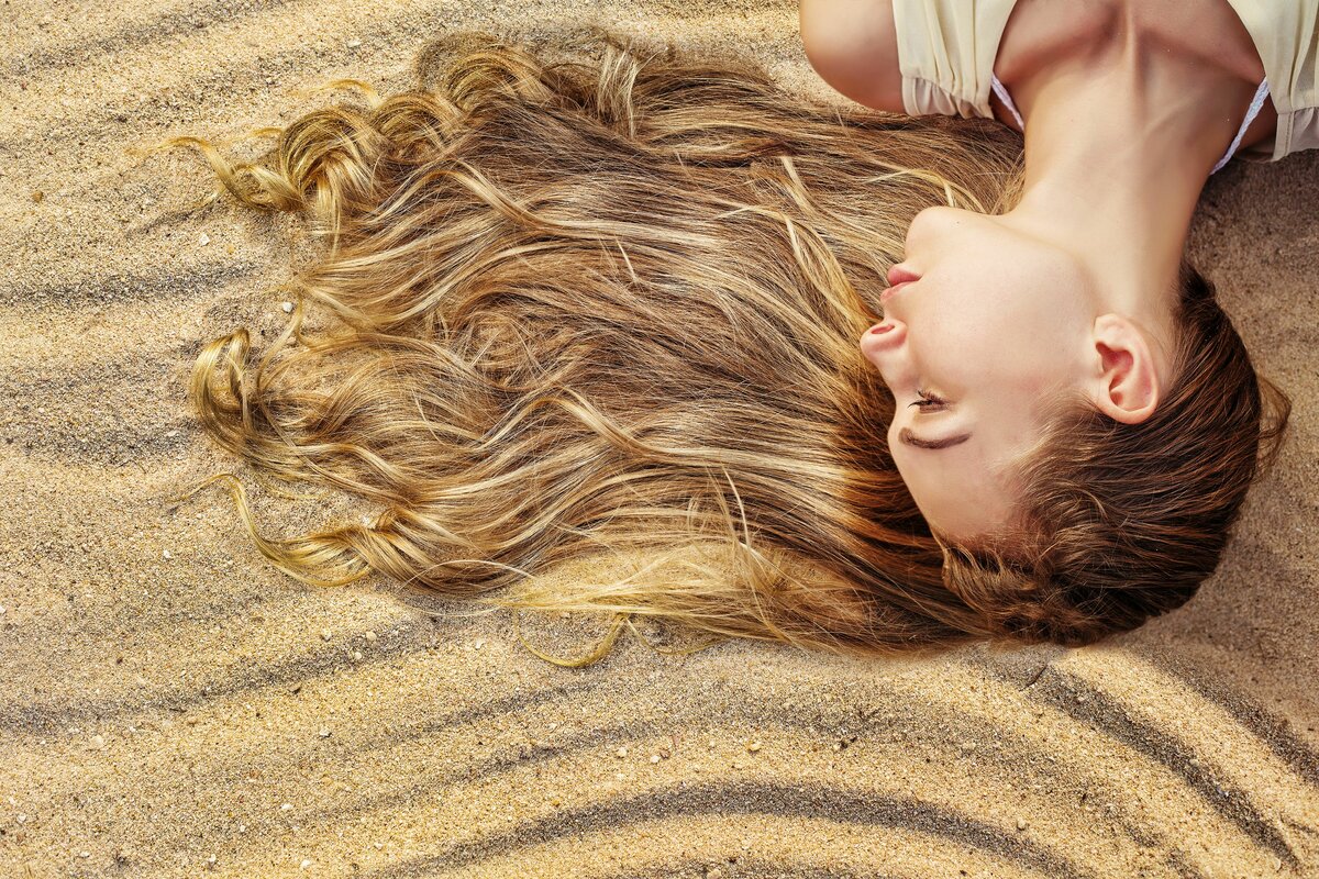 Как защитить волосы на пляже?