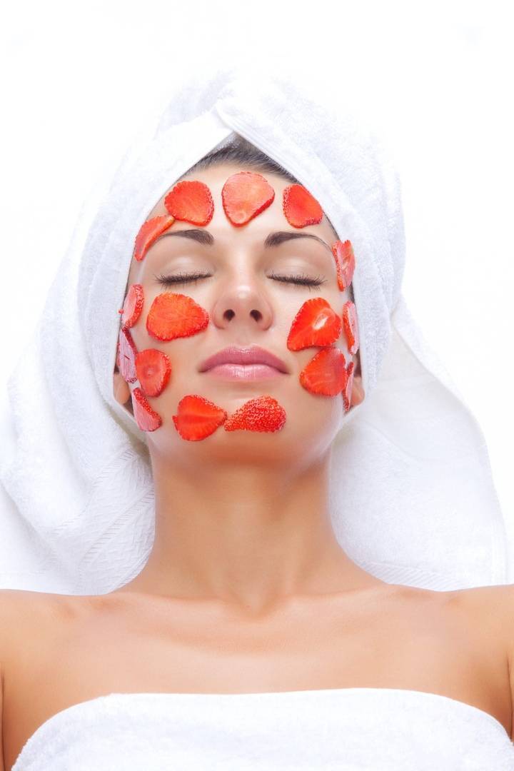 Клубника для лица - как использовать свежие или замороженные ягоды для сухой, нормальной и жирной кожи