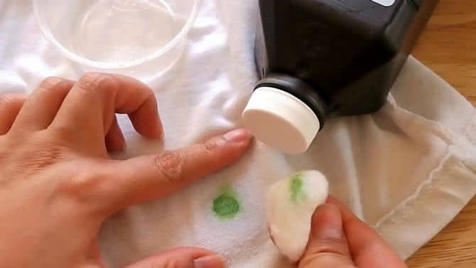 Способы очистки одежды от лака для ногтей в зависимости от ткани