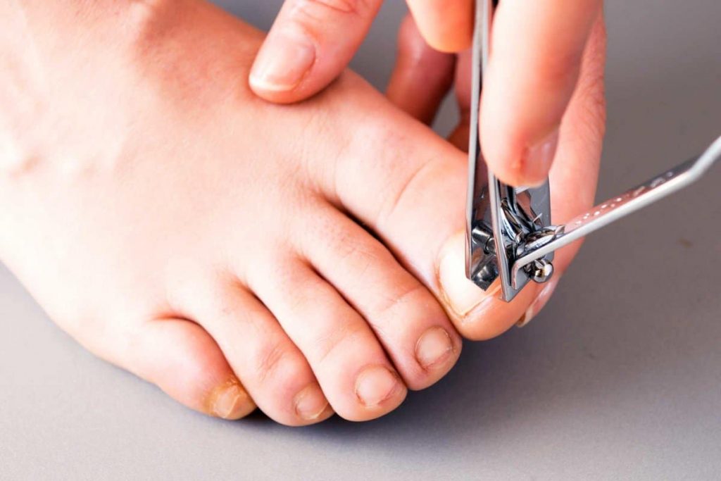 Как правильно подстричь, подрезать ногти на руках и ногах.