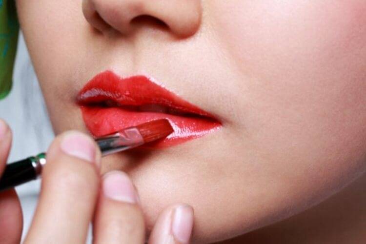 Как правильно красить губы: раскрываем секреты макияжа голливудских звезд