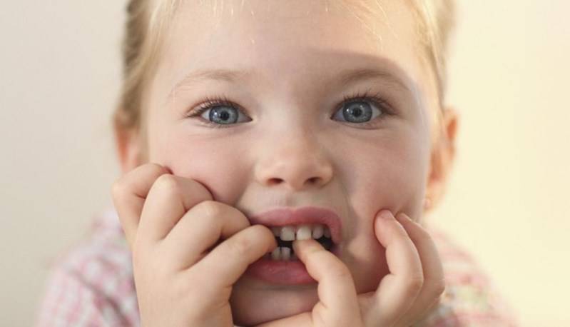 Ребенок грызет ногти: как отучить, причины и последствия