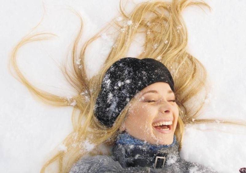 Уход за волосами зимой снаружи и изнутри: правила и рекомендации