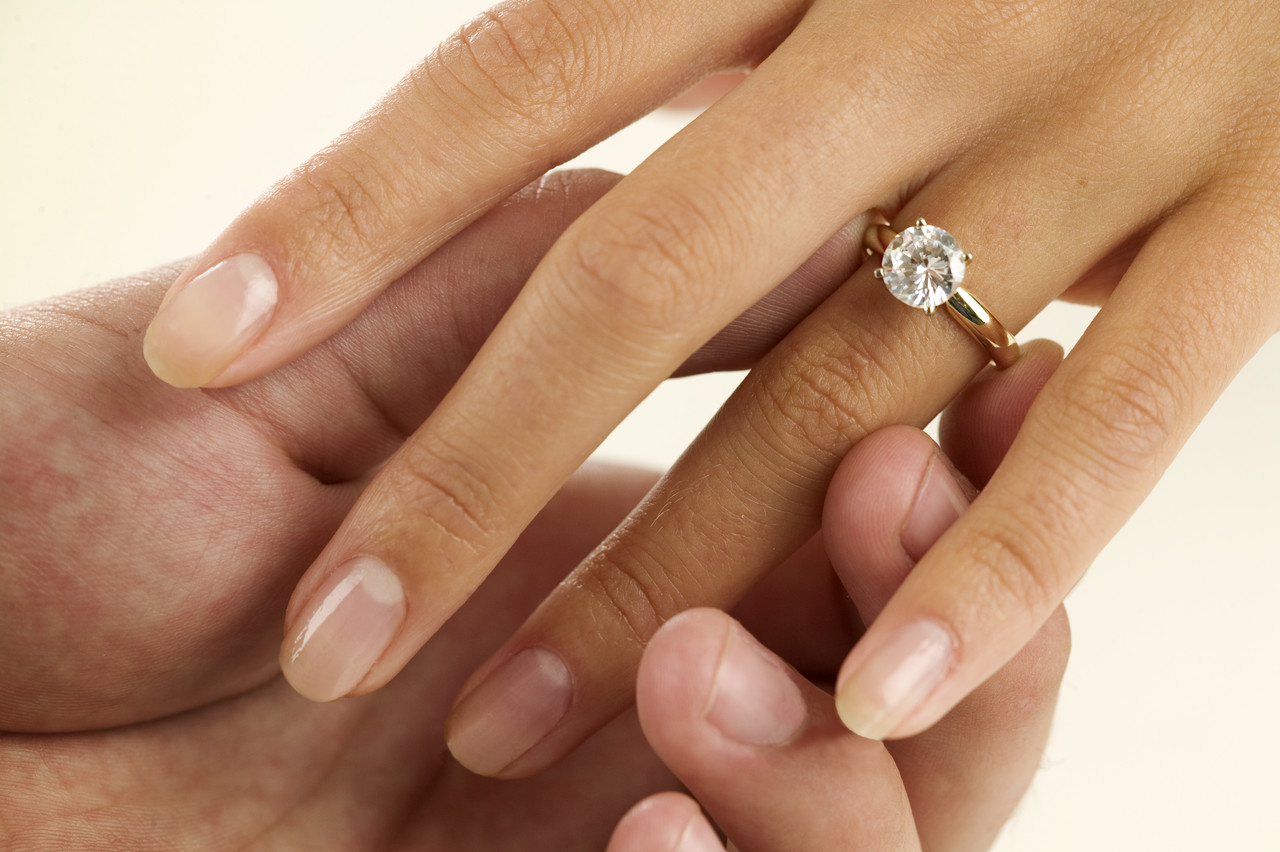 Кольцо с бриллиантом на пальце