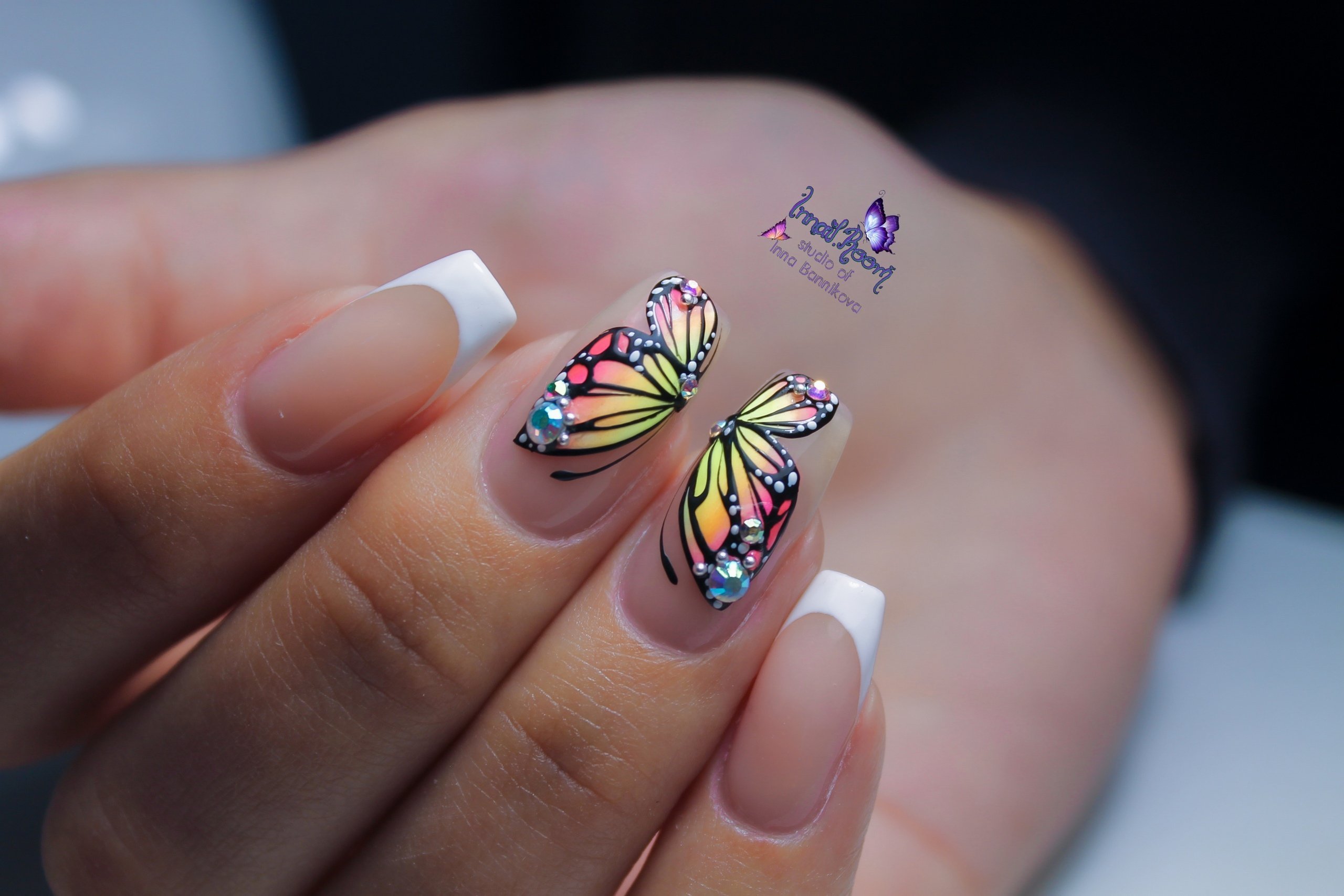 Маникюр с бабочками 2021: фото новинки дизайна