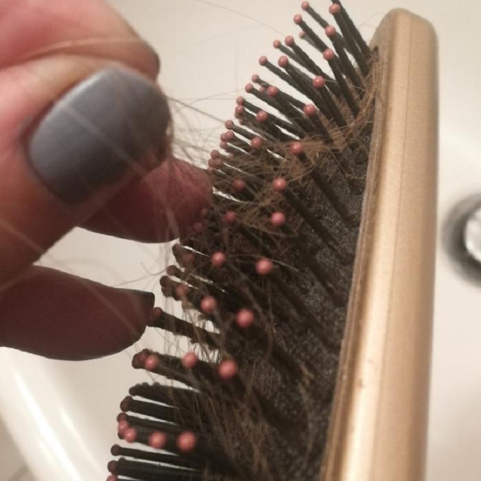 Как почистить расческу для волос, массажку от грязи