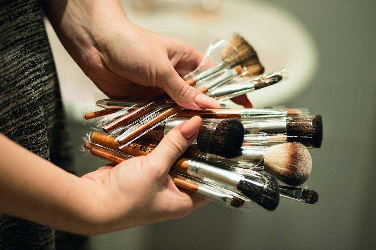 Чем и как мыть косметические кисти для макияжа