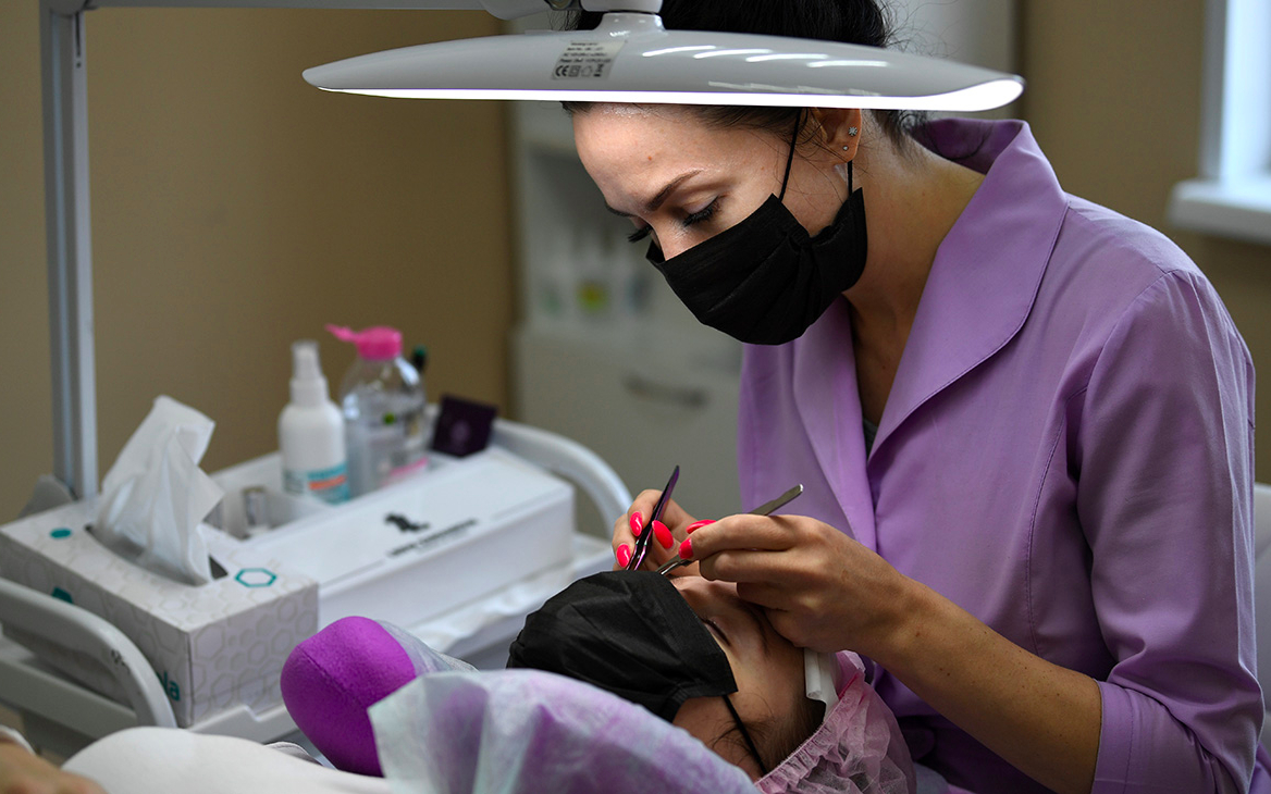 Работа индустрии красоты в эпоху коронавируса: процедура перманентного макияжа