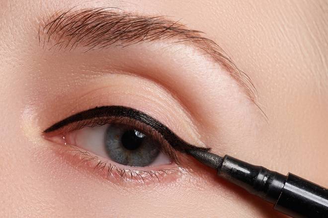 Как правильно красить глаза тенями, карандашом и тушью: советы визажиста | krasota.ru