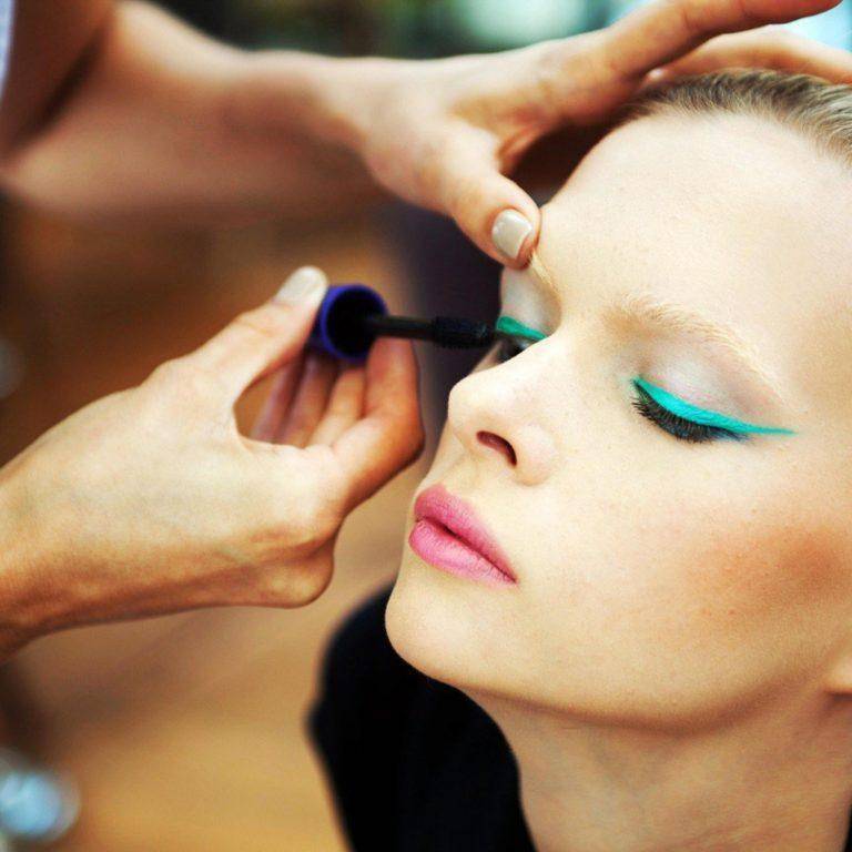 Цветные стрелки: секреты модного макияжа глаз