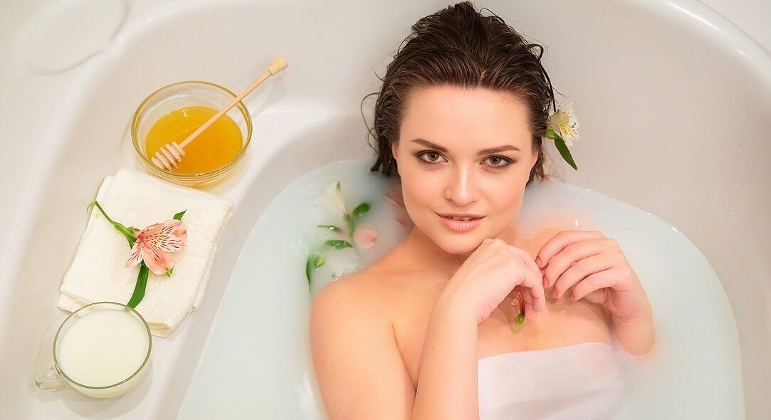 4 удивительные преимущества молочной и медовой ванны