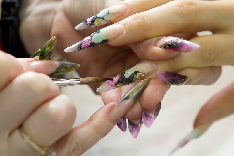Наращивание ногтей гелем или акрилом: что лучше?
