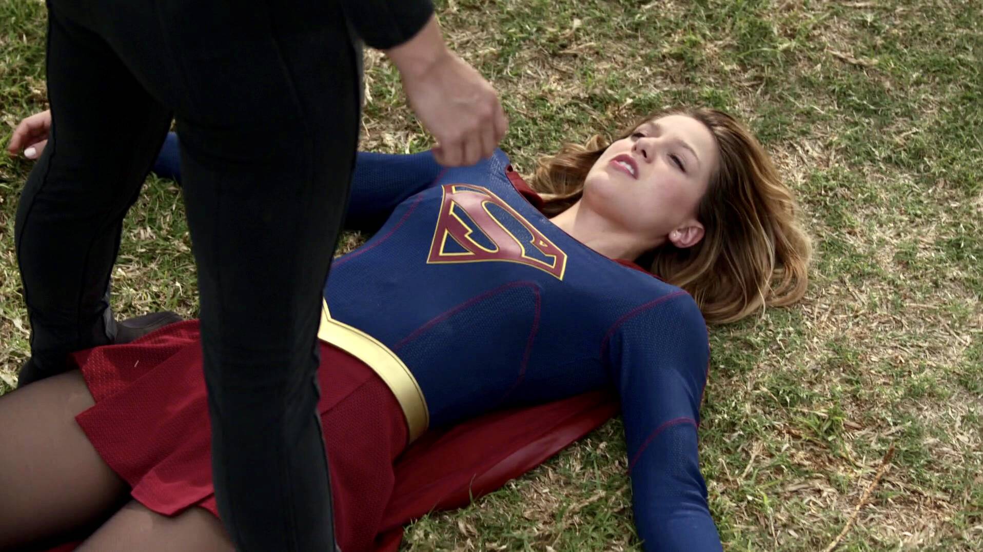 Melissa benoist nibbles on a hot dog before shooting supergirl crossover with the flash