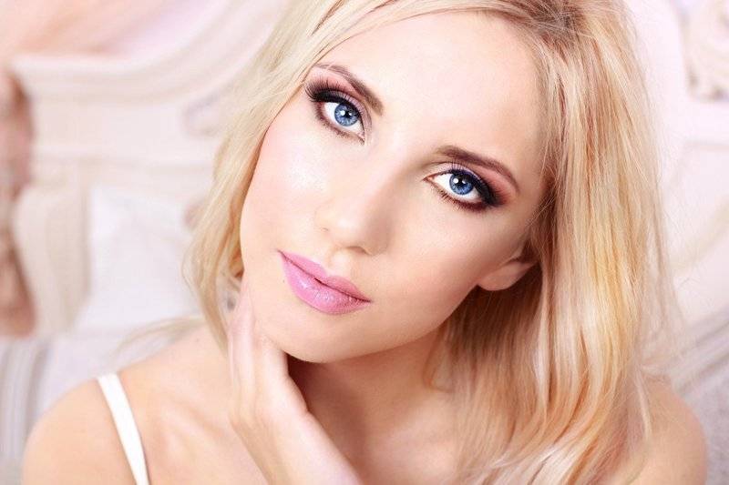 Пошаговое фото макияжа для блондинок с серо-голубыми глазами