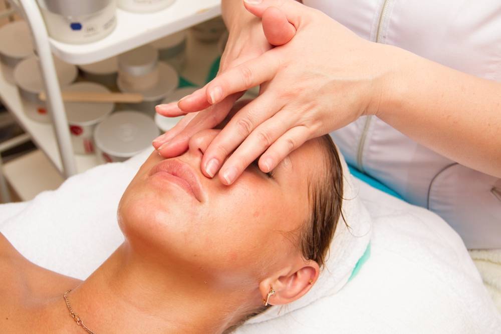 Массаж для подтяжки овала лица, техники массажа лица от морщин | expert clinics