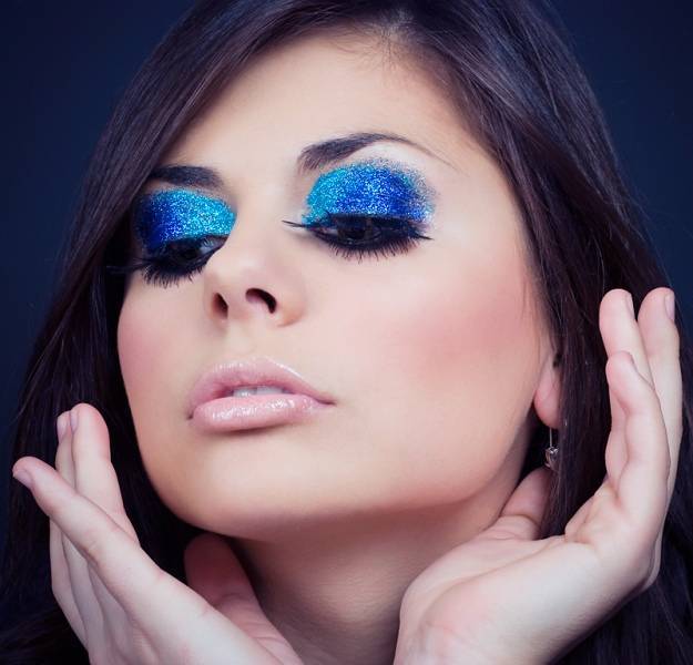 Элегантный макияж к синему платью для брюнетки