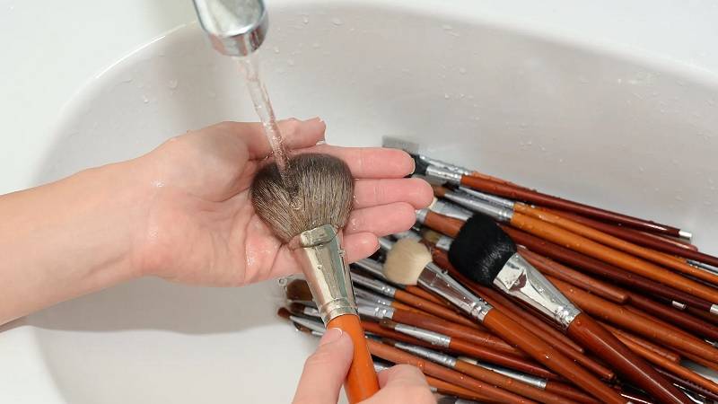 Как мыть кисти для макияжа в домашних условиях: как часто, как правильно мыть и можно ли мыть кисти для макияжа | vogue russia