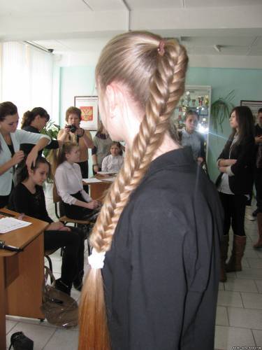 Прически на 1 сентября: фото новинки легких причесок для девочек школьного возраста | volosomanjaki.com