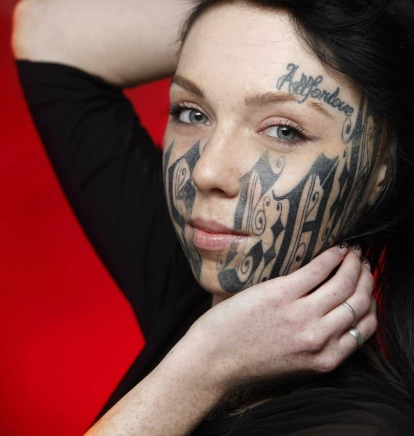 Женщины с татуировками на лице
