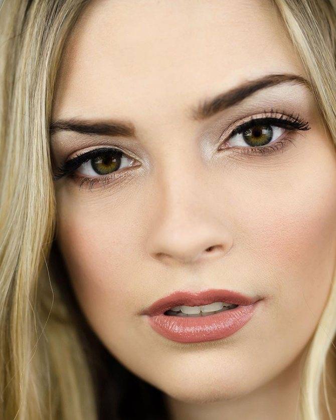 Красивый повседневный макияж для зеленых глаз: инструкция с фото