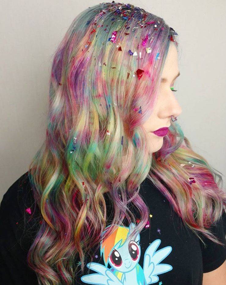Как покрасить волосы восковыми мелками. почему нужно попробовать покрасить волосы мелками? видео: окраска волос сухими и круглыми мелками.