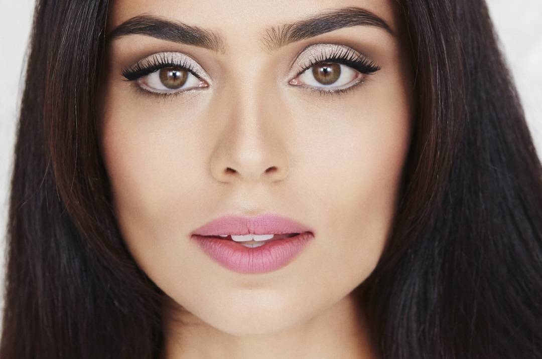 Как с помощью макияжа увеличить глаза: техника нанесения косметики и примеры с фото
