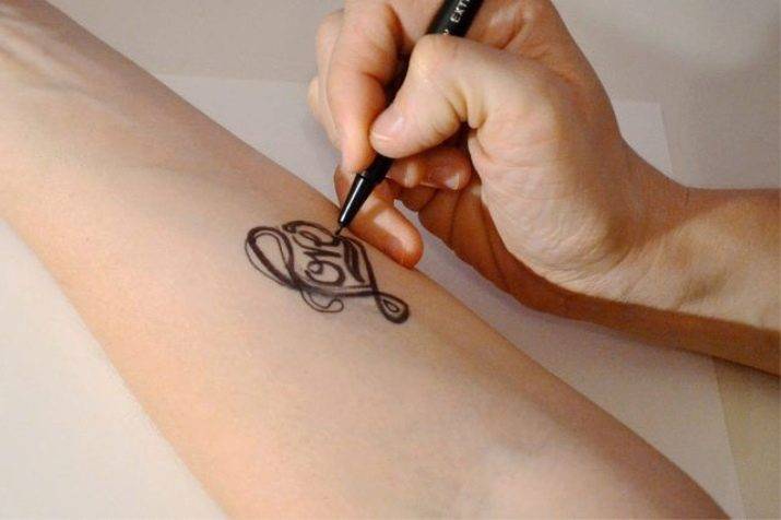 Как нарисовать простые тату ручкой на руке. тату гелевой ручкой на руке, простые рисунки варианты. как сделать самостоятельно тату ручкой. в статье рассказано о том, как сделать татуировку ручкой в домашних условиях.