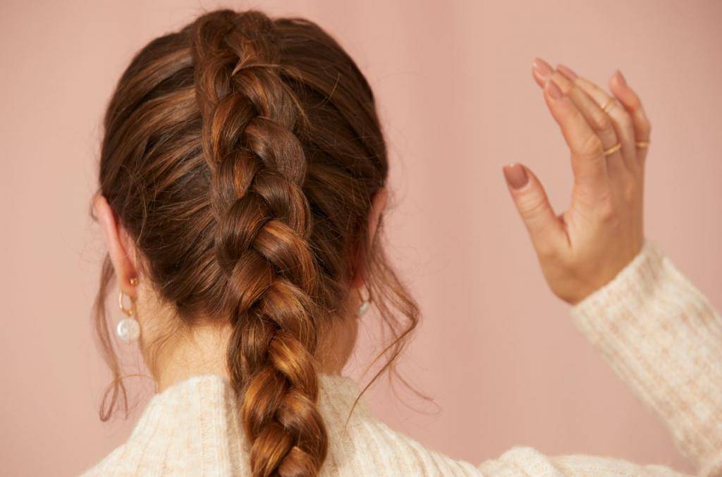 Как плести косу на выворот: схема плетения на средние волосы