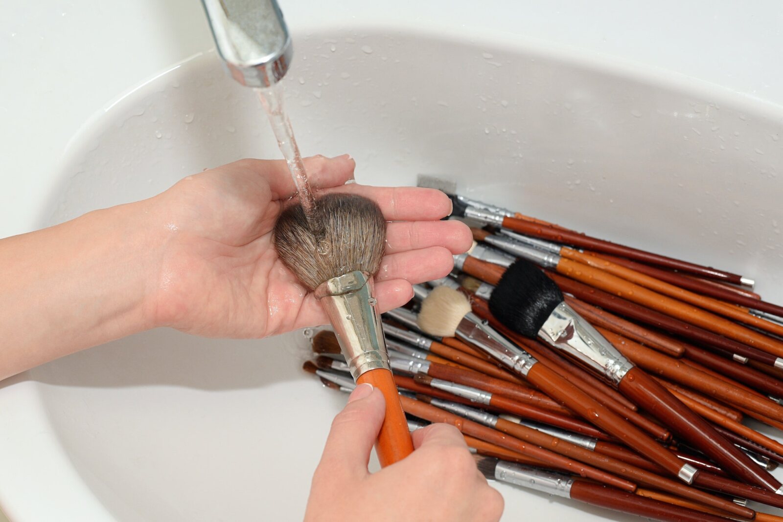 Как очистить кисти и спонжи для макияжа